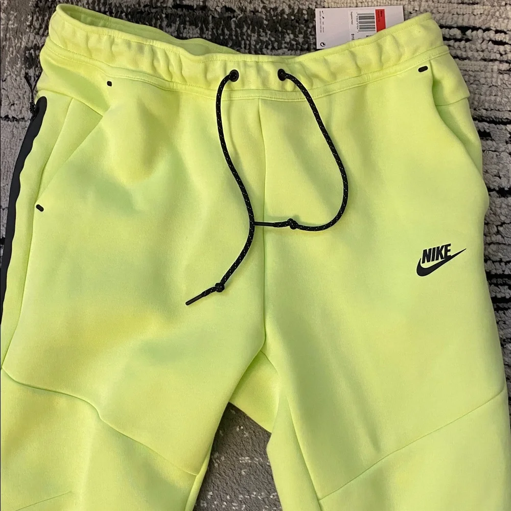 New Men’s Nike Tech Fleece Joggers Barely Volt Large L - Picture 2 of 8
